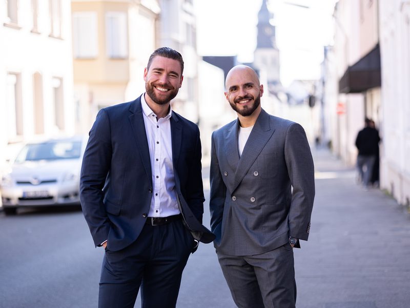 Luca De Matteis und Jannis Sewing, die Gründer von OPTIMUM Finanz